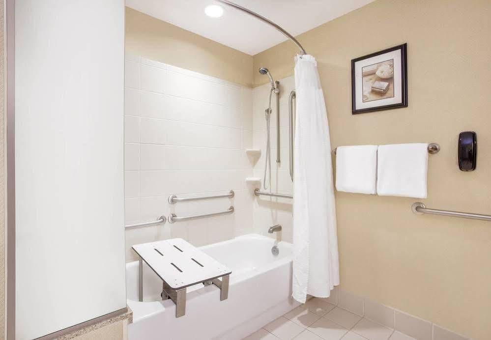 Courtyard Lancaster Hotel Fertility Luaran gambar